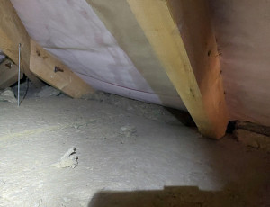 Zateplení stropu patrového rodinného domu pomocí foukané izolace